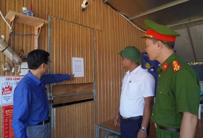 Một trạm cân keo tràm dán thông báo tạm dừng hoạt động.