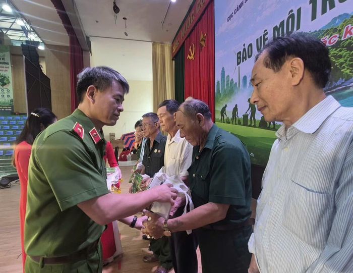 Thiếu tướng Thân Văn Hải tặng quà các gia đình thương bệnh binh, gia đình có công với nước.