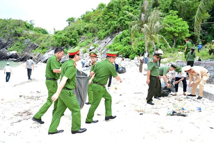 Đông đảo cán bộ chiến sỹ Công an hưởng ứng phong trào làm sạch môi trường.