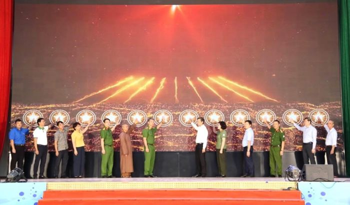 Đại biểu thực hiện nghi thức phát động.