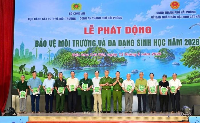 Đại diện Cục Cảnh sát phòng, chống tội phạm môi trường và Công an TP Hải Phòng tặng quà người dân đảo Cát Bà.