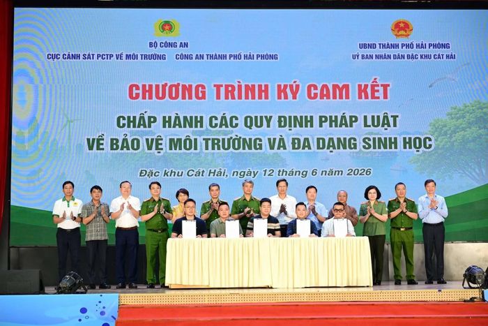 Nghi thức ký kết bảo vệ môi trường và đa dạng sinh học tại buổi lễ.