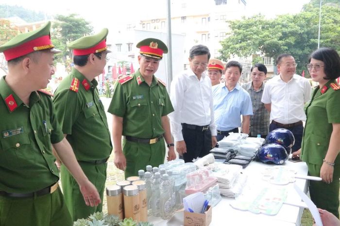 Các đại biểu tham quan gian trưng bày sản phẩm bảo vệ môi trường.