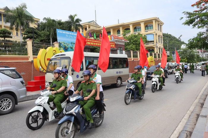 Đội hình tuyên truyền lưu động diễu hành trên địa bàn đặc khu Cát Hải.