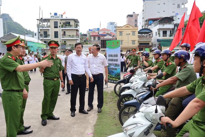 Các đồng chí lãnh đạo tham dự Lễ phát động kiểm tra đội hình tuyên truyền lưu động.