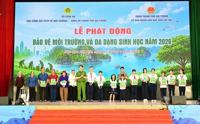 Trao quà tặng các gia đình có hoàn cảnh khó khăn và học sinh nghèo vượt khó.