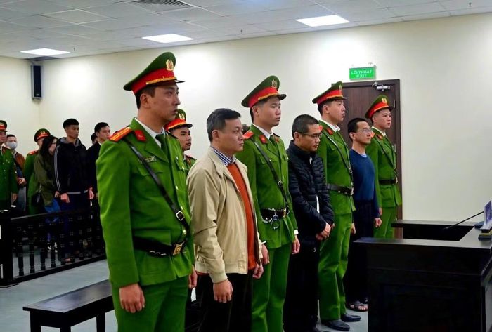 Các bị cáo đồng phạm với bị cáo Lê Trung Khoa trong phiên xét xử sơ thẩm ngày 31/12/2025 của TAND TP Hà Nội về tội "làm, tàng trữ, phát tán, tuyên truyền thông tin, tài liệu nhằm chống phá Nhà nước".