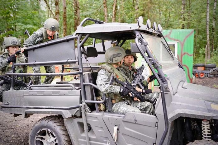Các thành viên đội tuyển triển khai đội hình trên phương tiện chuyên dụng trong một nội dung thi chiến thuật. Yếu tố hiệp đồng, thông tin liên lạc và kỷ luật đội hình có vai trò đặc biệt quan trọng.