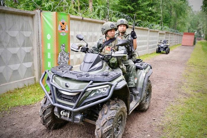 Đội tuyển thực hiện nội dung cơ động bằng phương tiện chuyên dụng, kết hợp quan sát, bảo vệ đội hình và xử lý tình huống trên thao trường.