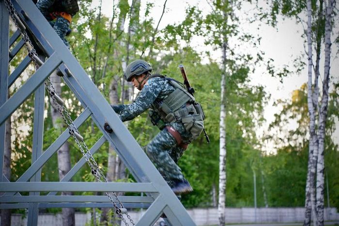 Chiến sĩ Cảnh vệ Việt Nam vượt vật cản trong điều kiện mô phỏng thực chiến. Các nội dung thi không chỉ kiểm tra thể lực mà còn đánh giá bản lĩnh và khả năng xử lý tình huống khi vận động liên tục.
