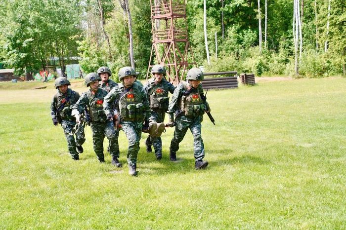  Các thành viên đội tuyển phối hợp sơ tán thương binh trong nội dung kiểm tra khả năng hiệp đồng, cơ động và xử lý tình huống dưới áp lực thời gian, sát với yêu cầu huấn luyện, sẵn sàng chiến đấu của lực lượng đặc nhiệm. 