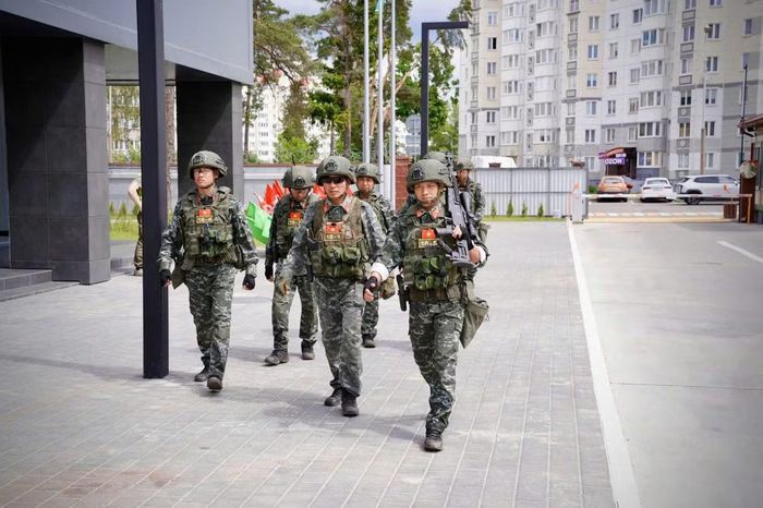 Đội tuyển Đặc nhiệm Bộ Tư lệnh Cảnh vệ tại khu vực thi đấu ở Belarus. Sự có mặt của lực lượng Cảnh vệ Việt Nam tại hội thi là dịp trao đổi kinh nghiệm, học hỏi phương pháp huấn luyện với các đơn vị đặc nhiệm quốc tế.