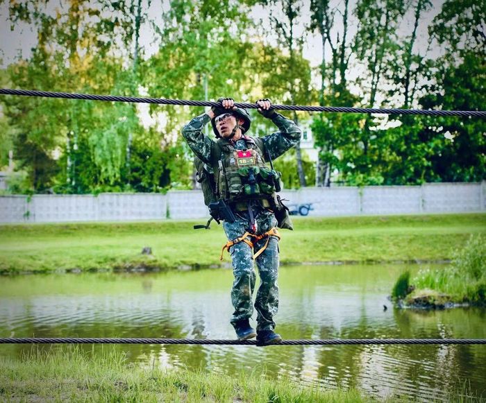 Bài thi vượt dây qua hồ nước kiểm tra sức bền, sự khéo léo và khả năng làm chủ động tác trong điều kiện khó. Chỉ một sơ suất nhỏ cũng có thể ảnh hưởng đến kết quả chung của toàn đội.
