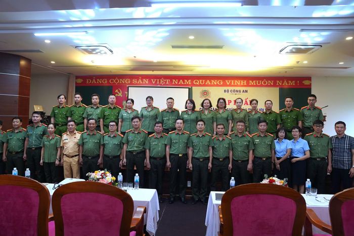 Các đại biểu chụp ảnh lưu niệm.