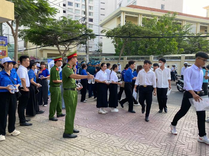 CBCS Công an tỉnh Khánh Hòa tặng nước uống cho thí sinh tại các điểm thi tốt nghiệp THPT năm 2026 trên địa bàn tỉnh.