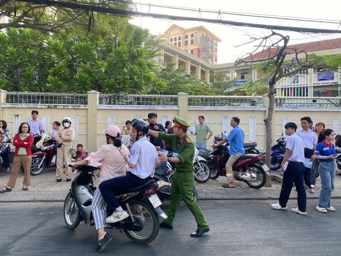CBCS Công an tỉnh Khánh Hòa hướng dẫn phụ huynh đưa xe máy vào đúng vị trí quy định.