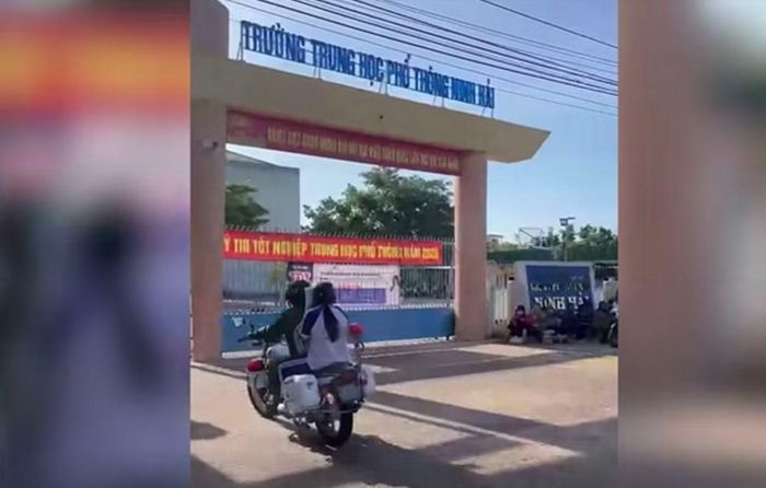 Công an phường Ninh Chử sử dụng xe mô tô chuyên dụng đưa nữ thí sinh Trần Thị Bảo Tr đến điểm thi kịp thời.