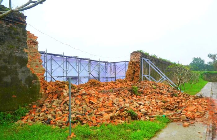 Một ngày mưa gió tháng 11/2025, đoạn tường hộ thành hào ở kinh thành Huế đã sập đổ
