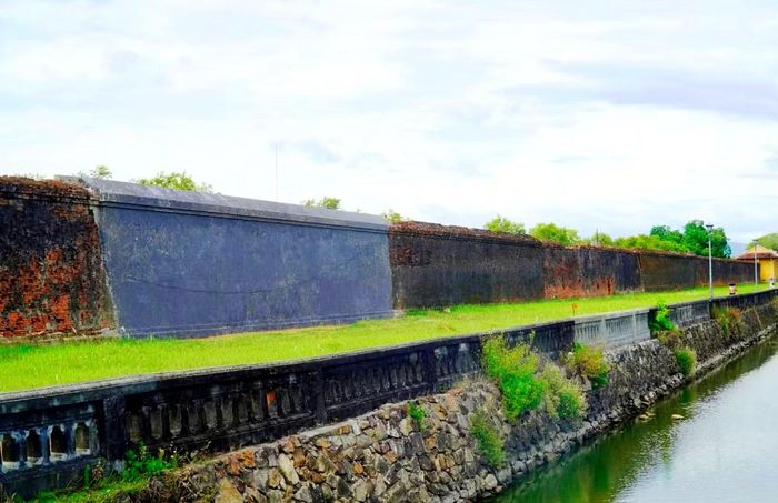 Đoạn tường hộ thành hào được sửa chữa mới đây khiến cộng đồng có nhiều ý kiến trái chiều về sự tương phản
