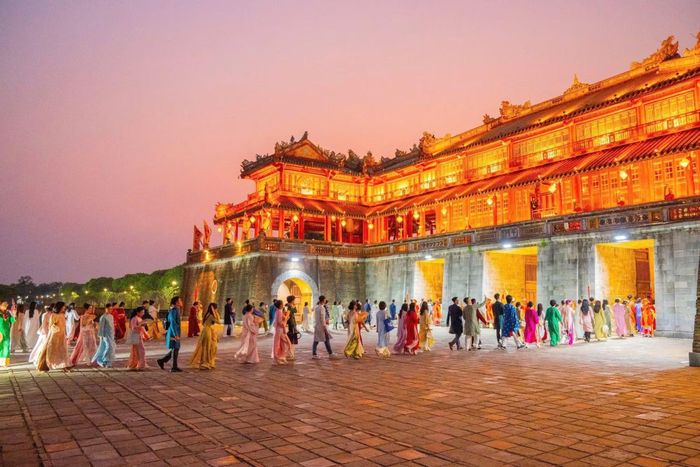 Huế là đô thị di sản mà ở đó mỗi viên gạch, mỗi tấm ngói hay sắc màu đều mang trong mình chiều sâu ký ức lịch sử