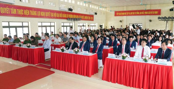 Các đại biểu tham dự buổi lễ.