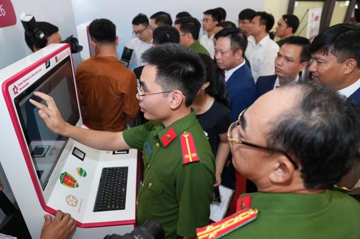 Các đại biểu tham quan, trải nghiệm thực tế hệ thống Kiosk.