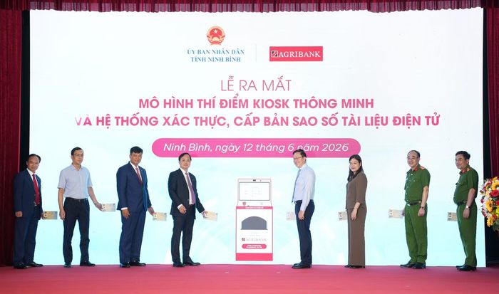 Các đại biểu thực hiện nghi thức ấn nút Kiosk thông minh và hệ thống xác thực, cấp bản sao số tài liệu điện tử.
