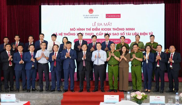 Đồng chí Trần Đăng Quỳnh và các đại biểu dự buổi lễ.