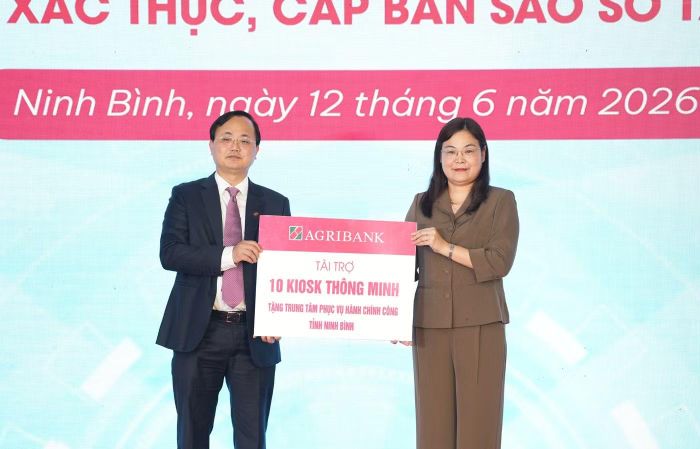Ông Tô Huy Vũ, Chủ tịch Hội đồng thành viên Agribank Việt Nam trao biểu trưng tài trợ 10 Kiosk thông minh tặng Trung tâm Phục vụ hành chính công tỉnh Ninh Bình.