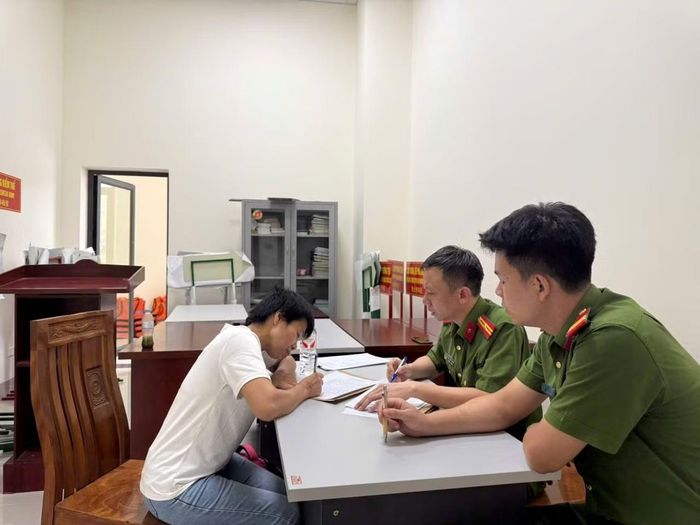 Cán bộ Công an tỉnh Bắc Ninh đấu tranh với đối tượng Nguyễn Thị Hoa.