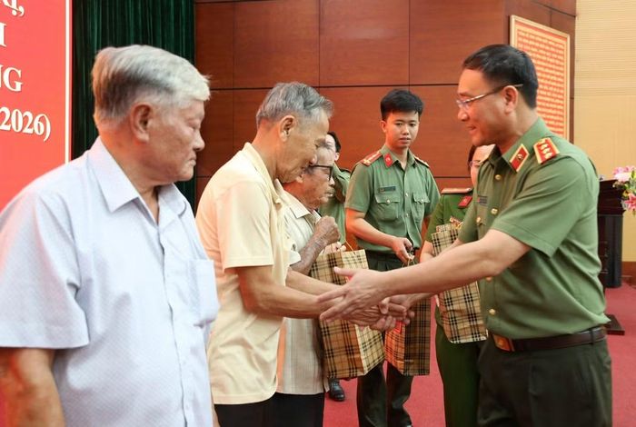 Thứ trưởng Phạm Thế Tùng thăm hỏi, tặng quà các đồng chí nguyên cán bộ Tiểu ban Bảo vệ chính trị, Ban An ninh Trung ương Cục miền Nam.