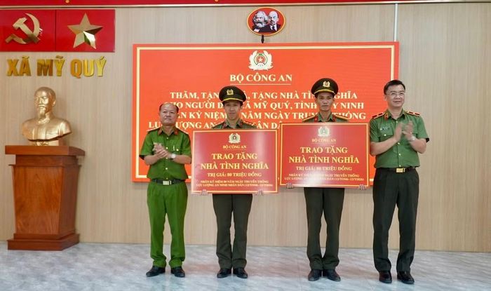 Hỗ trợ kinh phí xây mới, sửa chữa 2 căn nhà ở xã Mỹ Quý.