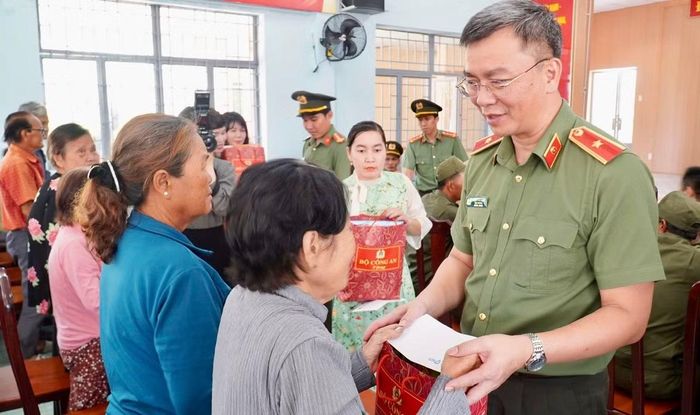 Đoàn công tác trao 300 phần quà cho các hộ dân, lực lượng an ninh cơ sở có hoàn cảnh khó khăn.