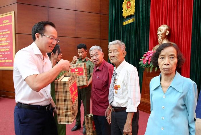 Phó Chủ tịch UBND tỉnh Tây Ninh Đoàn Trung Kiên tặng quà các đồng chí nguyên cán bộ Tiểu ban Bảo vệ chính trị, Ban An ninh Trung ương Cục miền Nam.