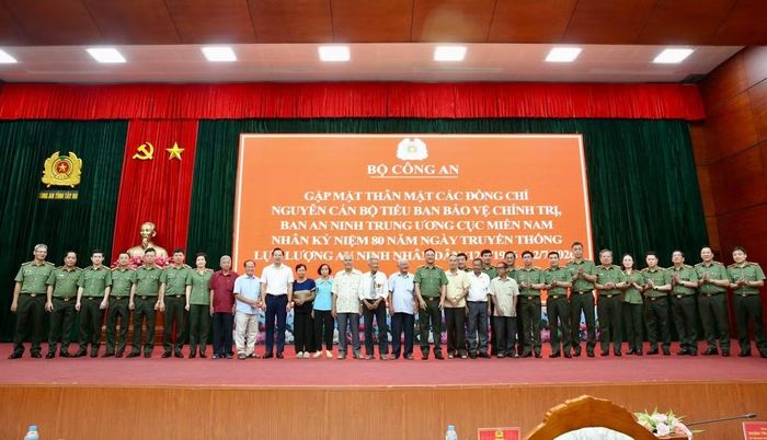 Đoàn công tác chụp ảnh lưu niệm với các đồng chí nguyên cán bộ Tiểu ban Bảo vệ chính trị, Ban An ninh Trung ương Cục miền Nam.