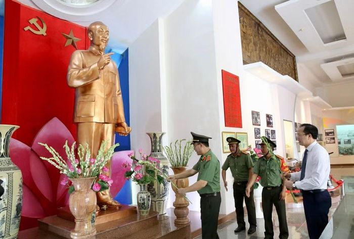 Đoàn đã dâng hoa tại Tượng đài Chủ tịch Hồ Chí Minh.