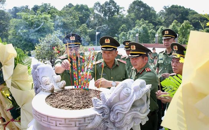 Lãnh đạo các cục nghiệp vụ Bộ Công an dâng hương tại Tượng đài Bảo vệ An ninh Tổ quốc.