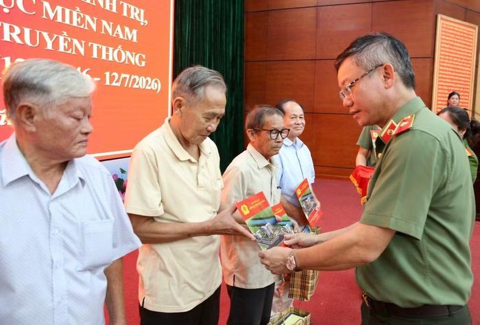 Thiếu tướng Vũ Như Hà, Giám đốc Công an tỉnh Tây Ninh trao quà cho các đồng chí nguyên cán bộ Tiểu ban Bảo vệ chính trị, Ban An ninh Trung ương Cục miền Nam.