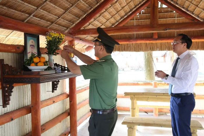Đoàn công tác thăm và thắp hương tại khu nhà làm việc của các đồng chí nguyên lãnh đạo Ban An ninh Trung ương Cục miền Nam.
