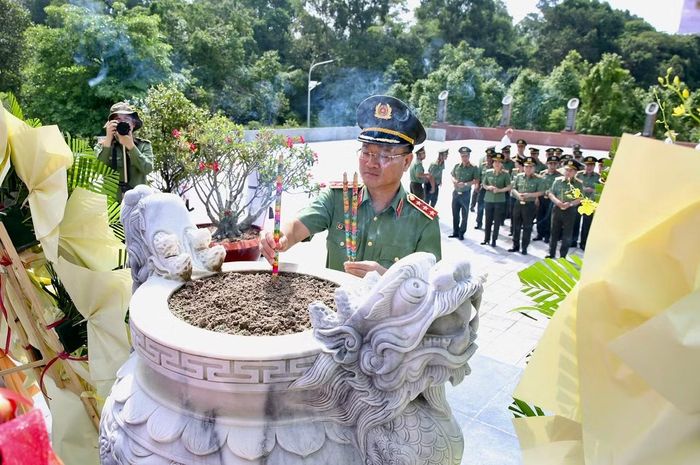 Thứ trưởng Phạm Thế Tùng dâng hương tại Tượng đài Bảo vệ An ninh Tổ quốc.