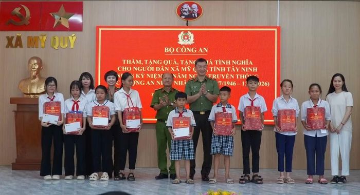 Trao quà cho các học sinh có hoàn cảnh khó khăn.