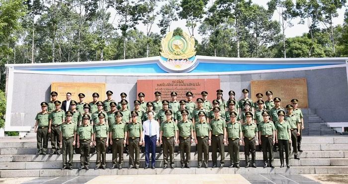 Thứ trưởng Phạm Thế Tùng và các đại biểu chụp ảnh lưu niệm.