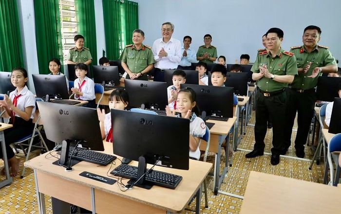 Trao 25 bộ máy vi tính cho học sinh Trường tiểu học Mỹ Quý Đông.