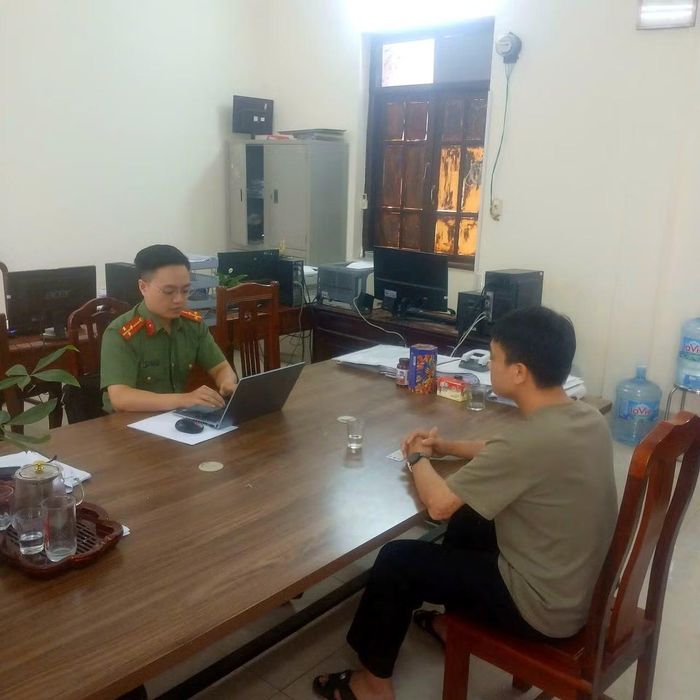 Cán bộ Công an làm việc với Nguyễn Đình Sính.