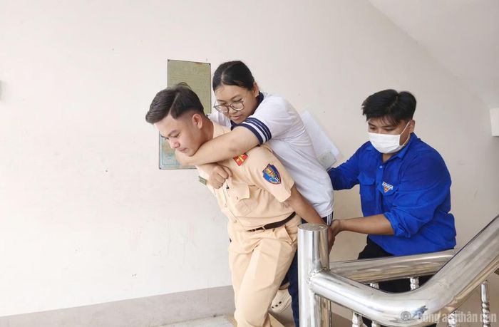 Cán bộ CSGT hỗ trợ em Ngô Diễm My, học sinh Trường THPT Nguyễn Việt Khái đến phòng thi an toàn.