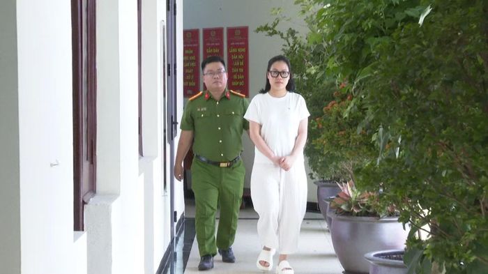 Cán bộ Phòng Cảnh sát kinh tế dẫn giải Mai Hà Trang.