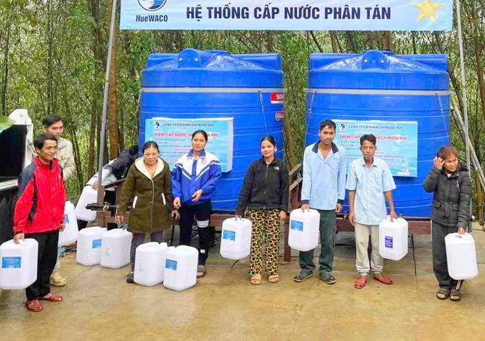 Các điểm cấp nước sạch miễn phí cho người dân ở một số xã A Lưới.