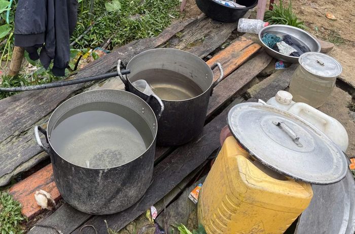 Nguồn nước tự chảy được người dân lấy từ khe suối đục ngầu, nhiễm bẩn.