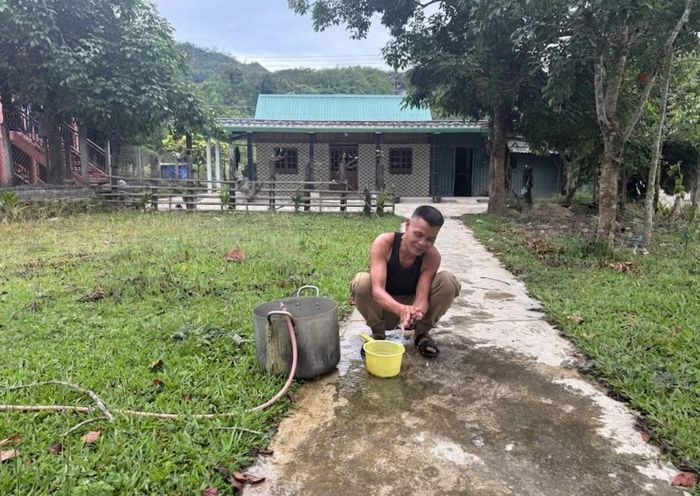 Anh Hồ Văn Thái và các hộ dân ở địa phương mong mỏi sớm có nước sạch để sử dụng.