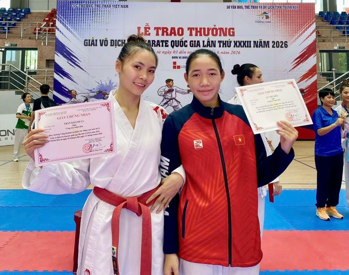Võ sĩ Trần Khánh Ly (trái) đoạt Huy chương Vàng Kumite cá nhân nữ hạng 56 kg.